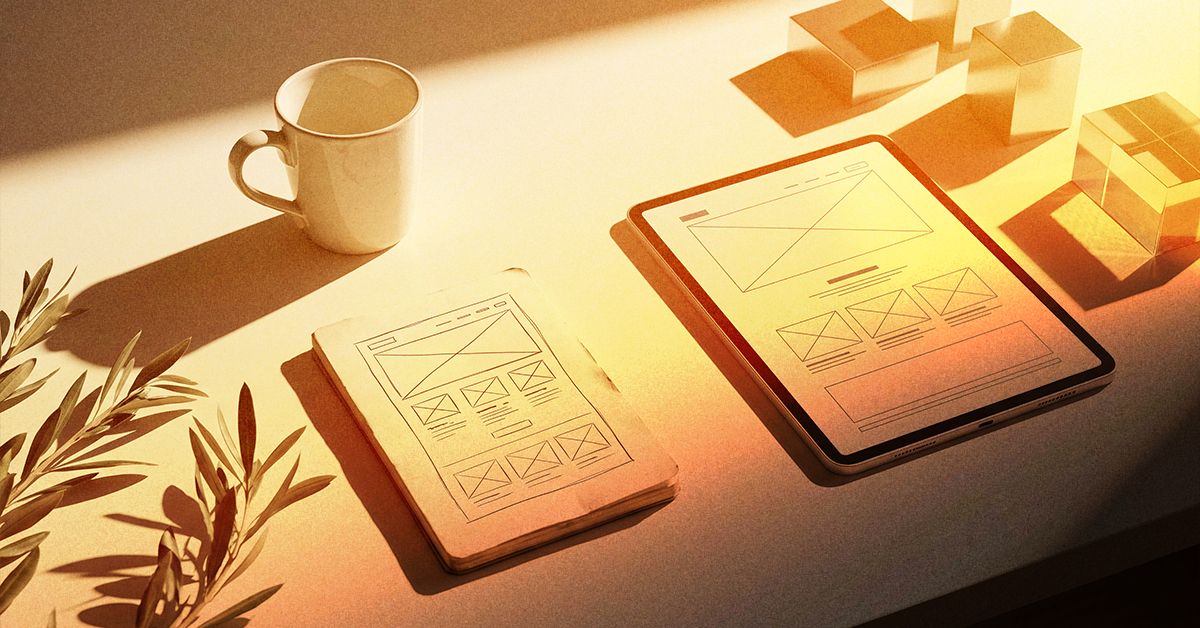 Un croquis de mise en page tracé à la main dans un carnet, posé à côté de la même page affichée sur une tablette